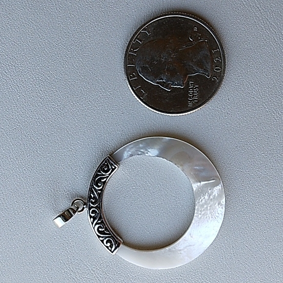 3/$50💎 Mother of Pearl Pendant - Picture 2 of 4